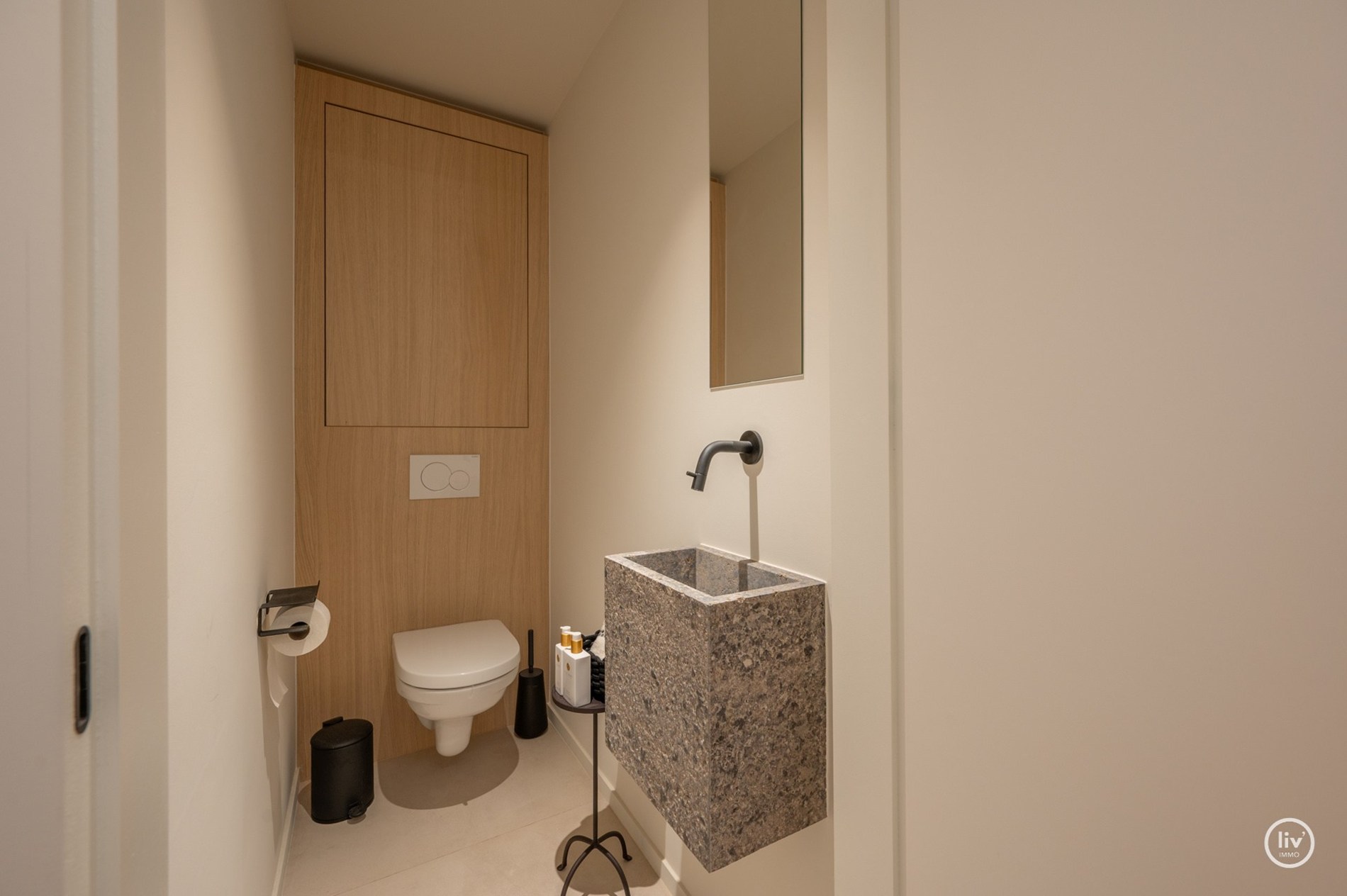 Prachtig ruim 2 slaapkamerappartement met mooie gevelbreedte en groot zonneterras op een topligging vlakbij de Dumortierlaan te Knokke. Garage mogelijk in het gebouw. 