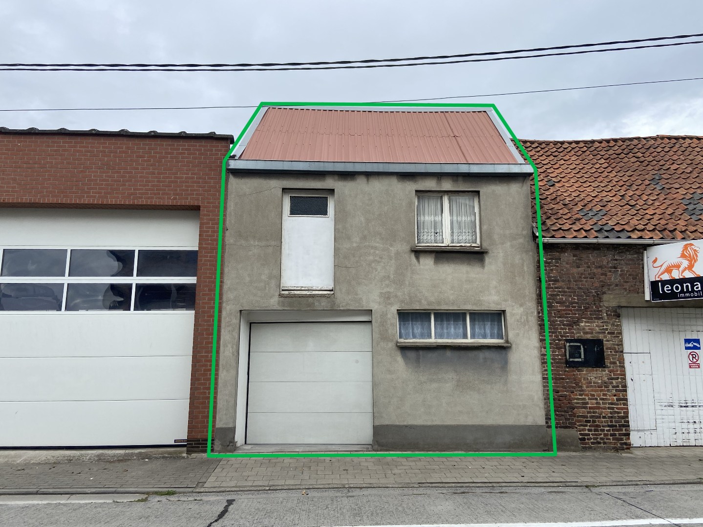 Authentieke burgerwoning met ruime garage en uitweg achteraan! 