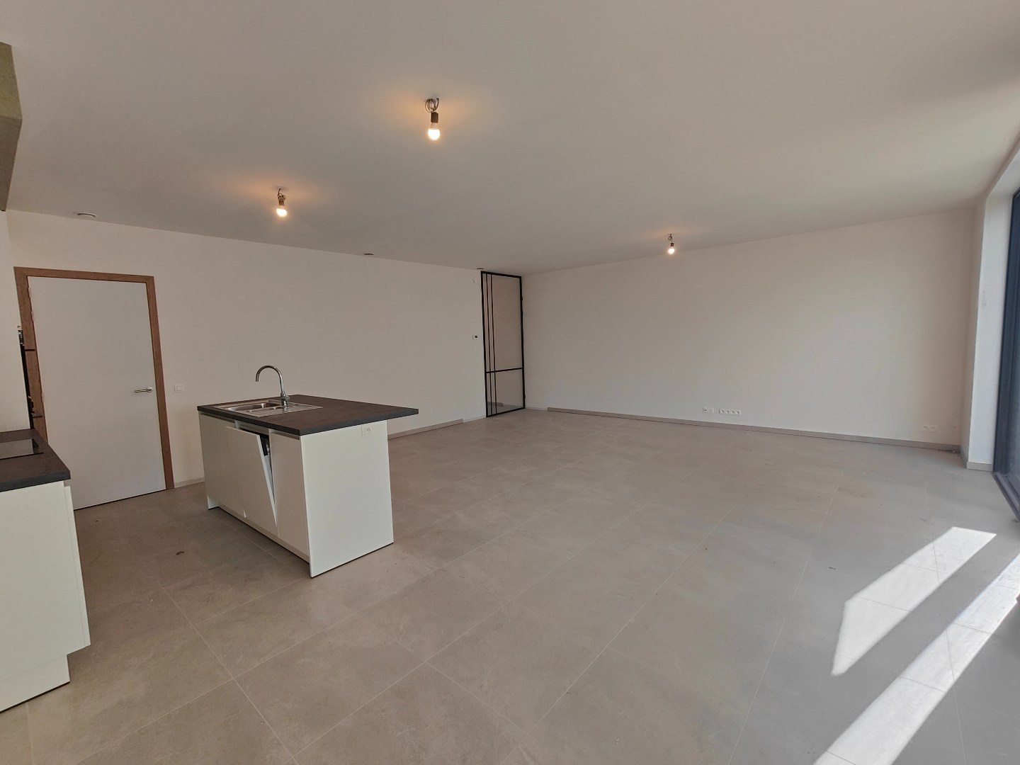 Afgewerkte woning met 2 slaapkamers &amp; ruim zonnig terras en tuin + autostaanplaats en berging 