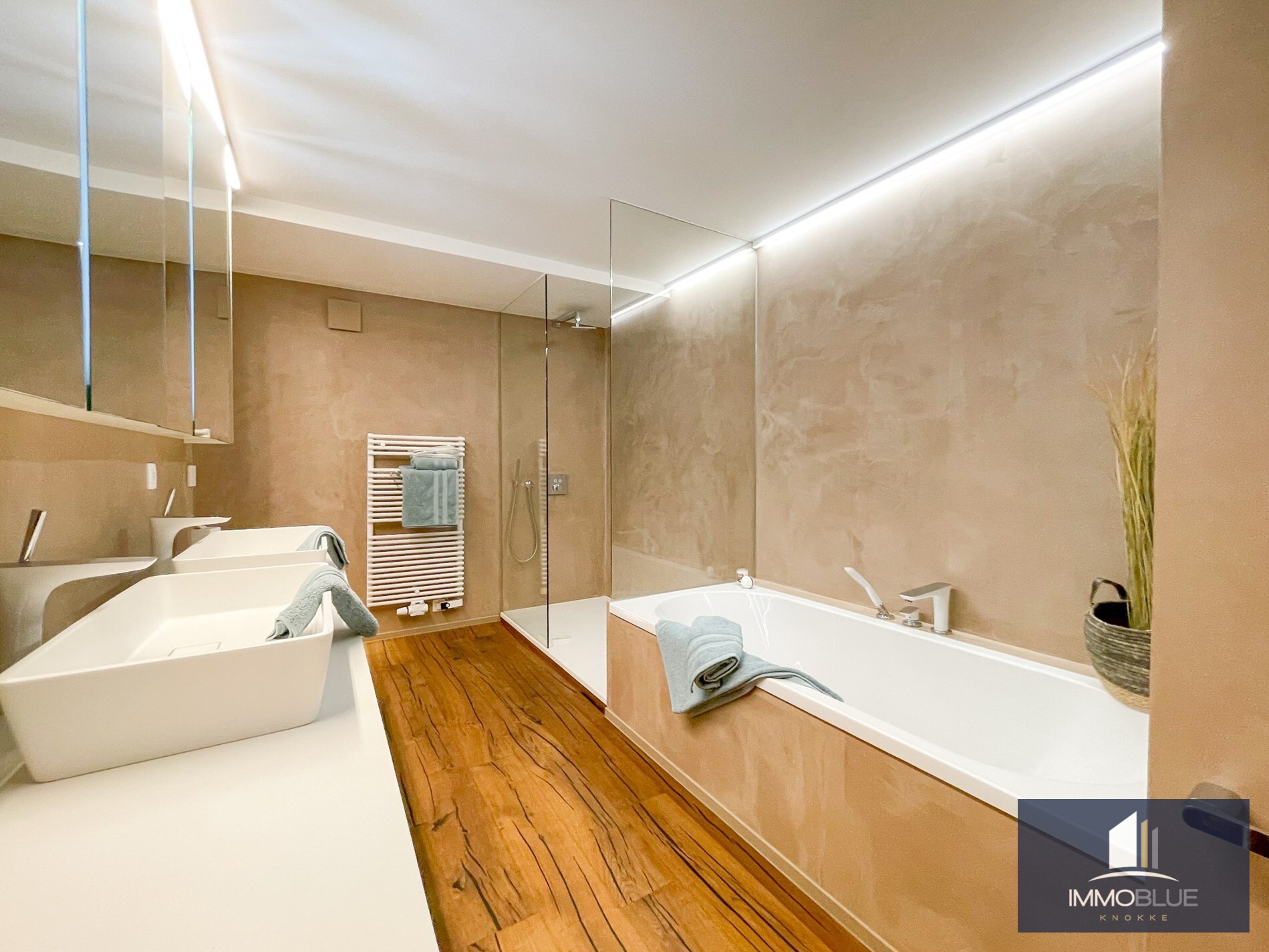 Uitzonderlijk, luxueus afgewerkt hoekappartement met frontaal zeezicht. 