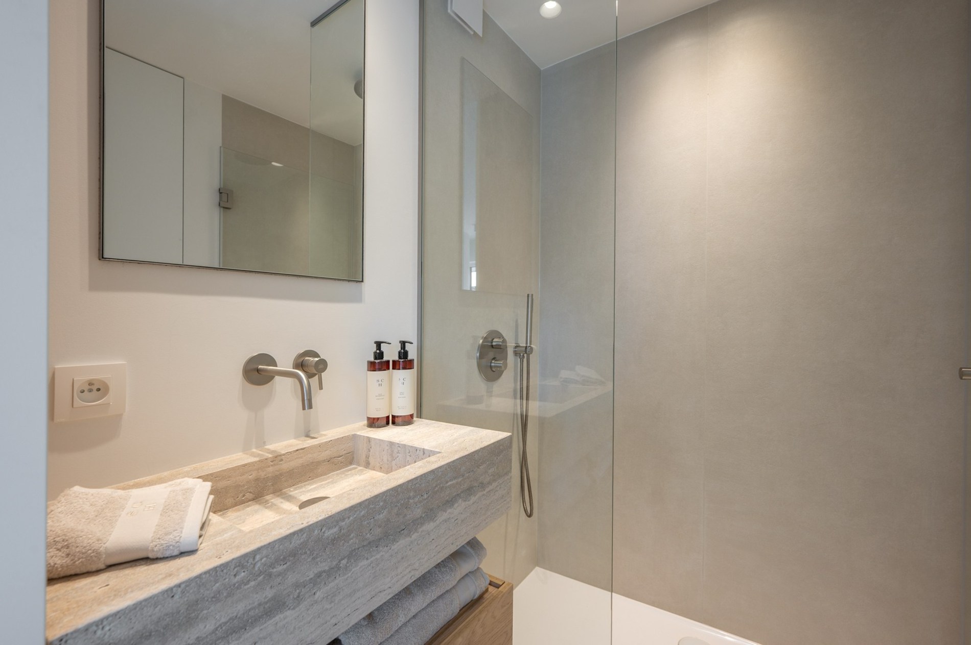 Appartement exclusivement rénové avec 3 chambres à vendre près de la plage d'Albert et de la place de la Lumière. 