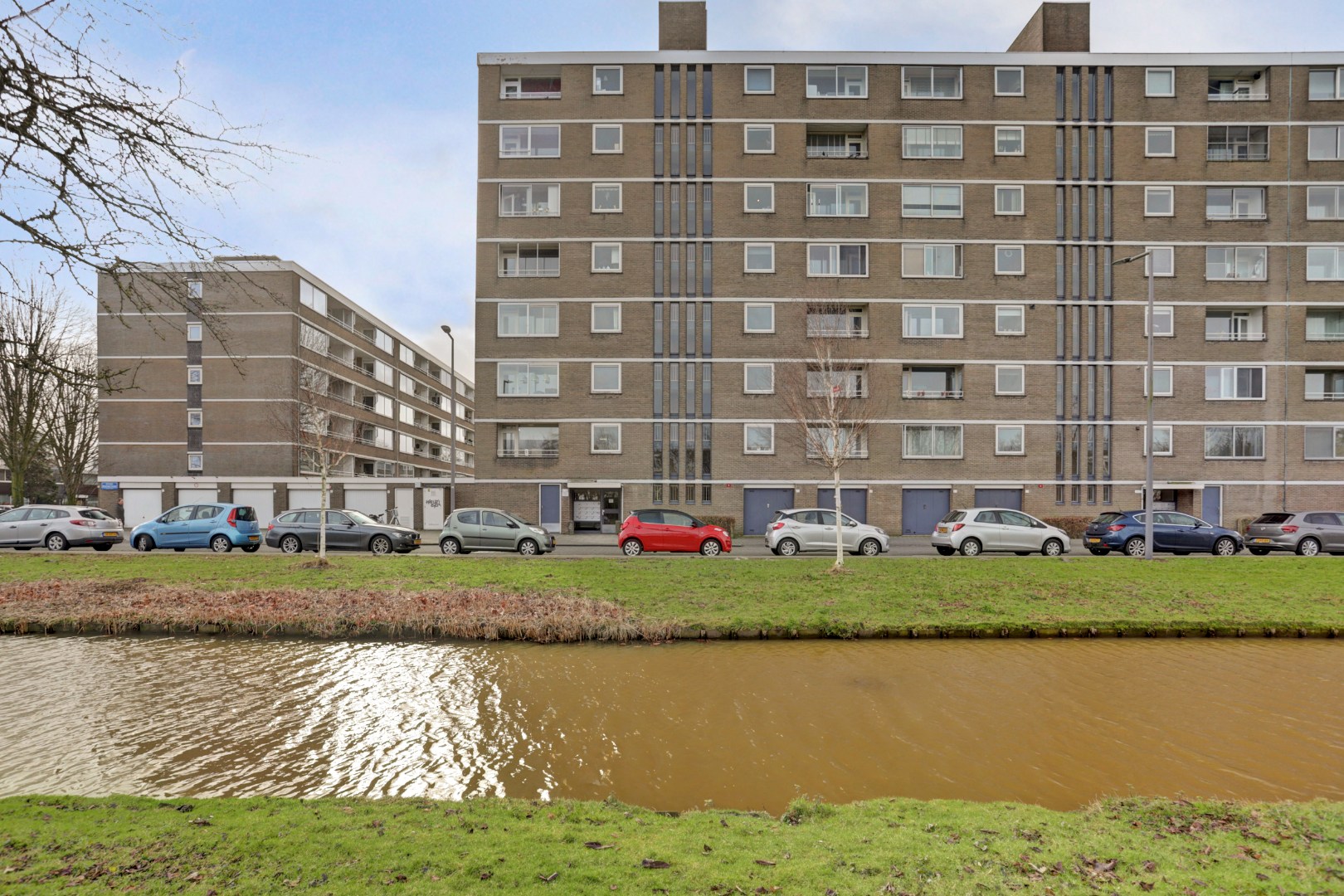 4-kamer appartement op de 6e verdieping met keurige keuken en badkamer, 2 balkons, berging in de onderbouw en gelegen op eigen grond! 