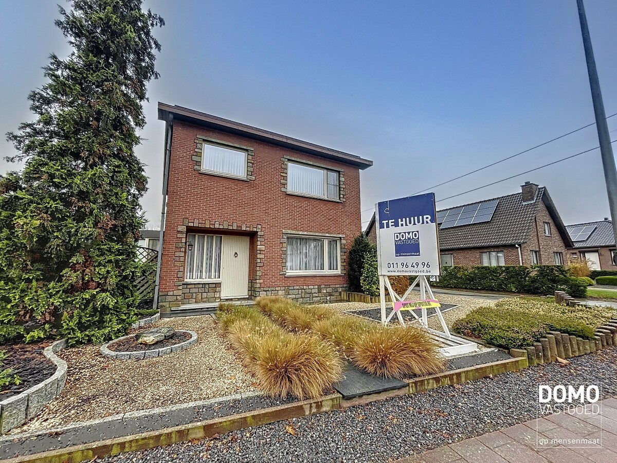 Ruime woning, gelegen nabij het centrum van Kermt met gunstig EPC label. 