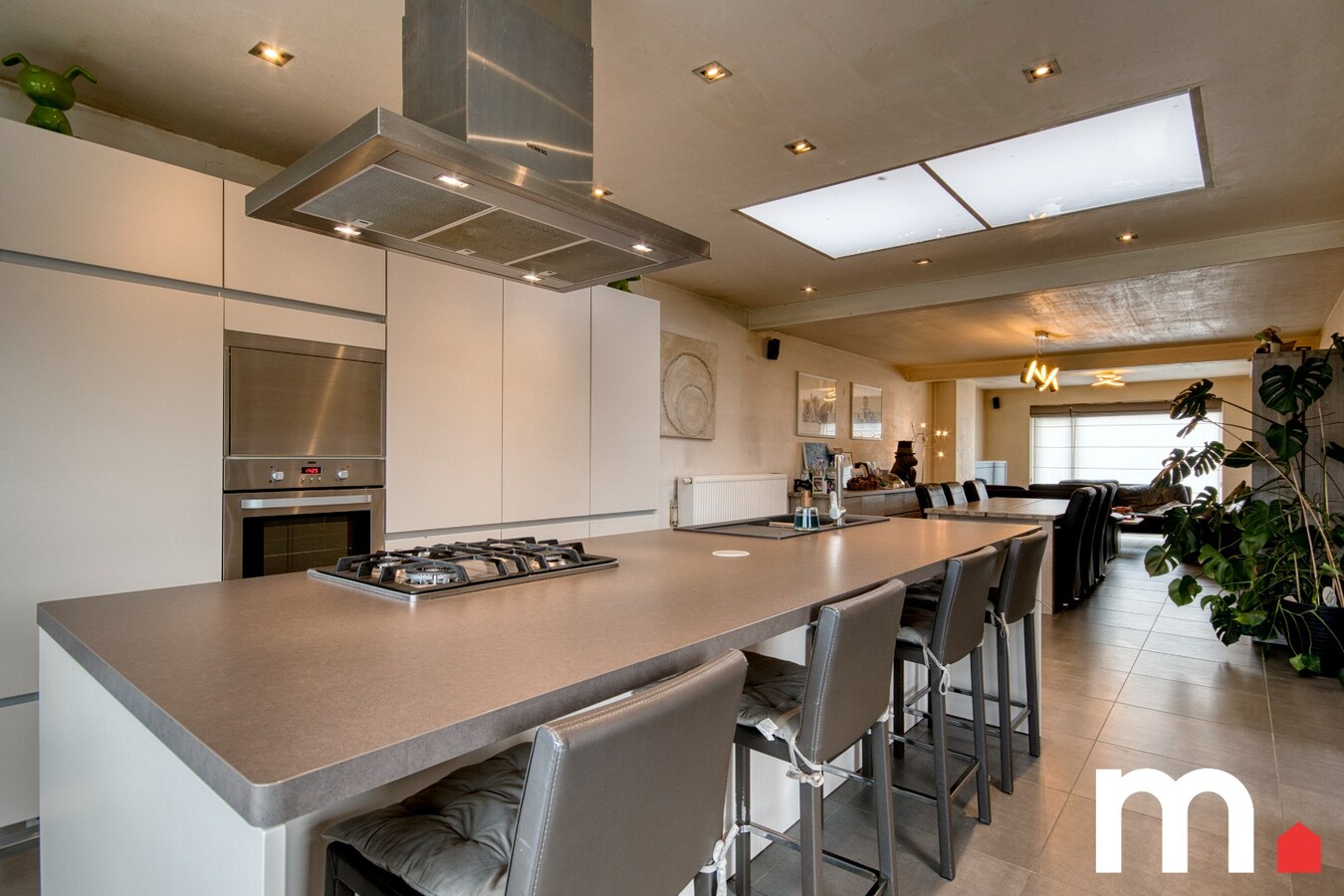 HOB op 734m² met uitweg achteraan EPC B  en multifunctionele ruimte van 48m² te Izegem! 