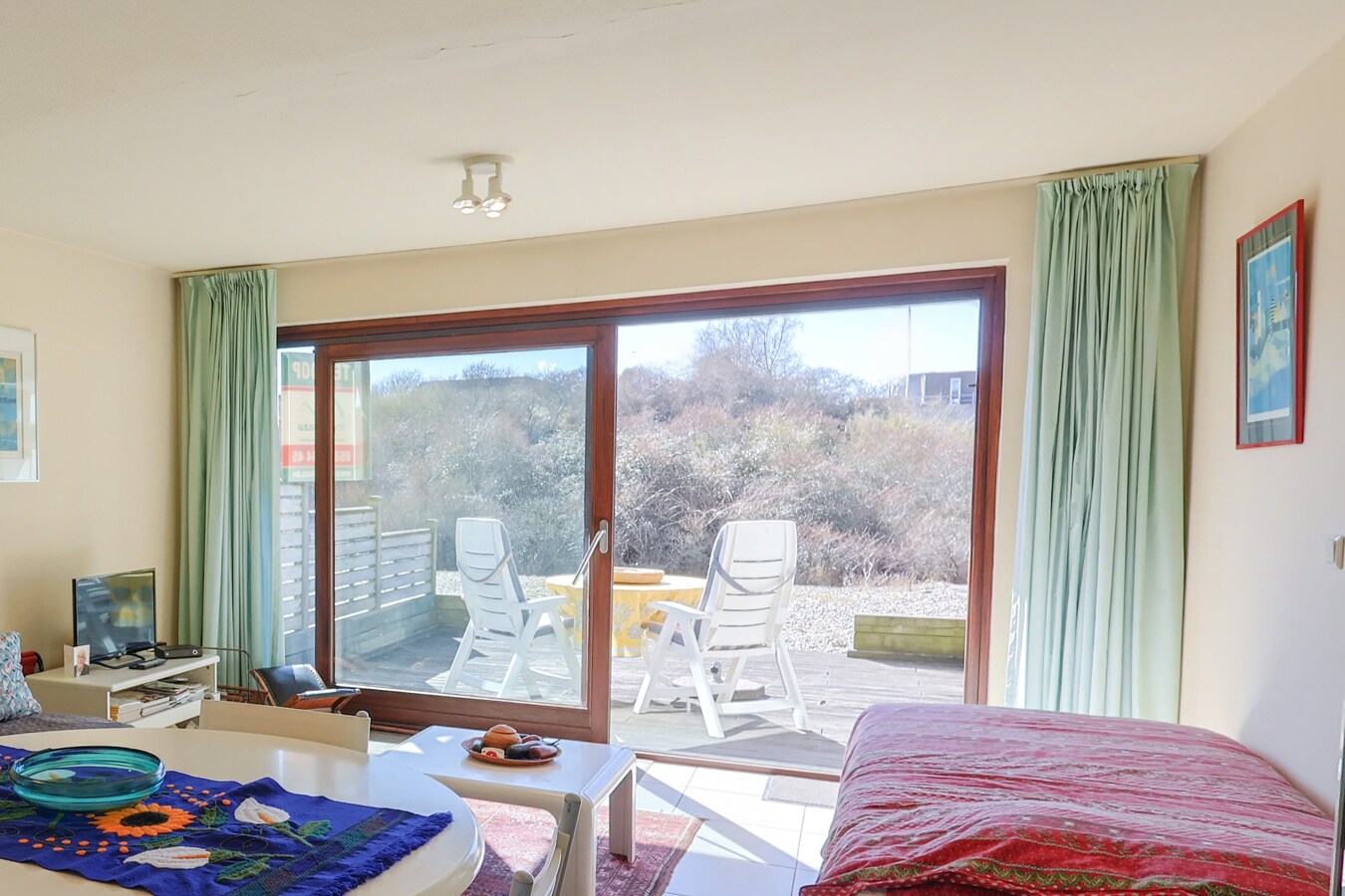 Gelijkvloerse studio met slaaphoek én zonovergoten terras op enkele meters van de zee! 