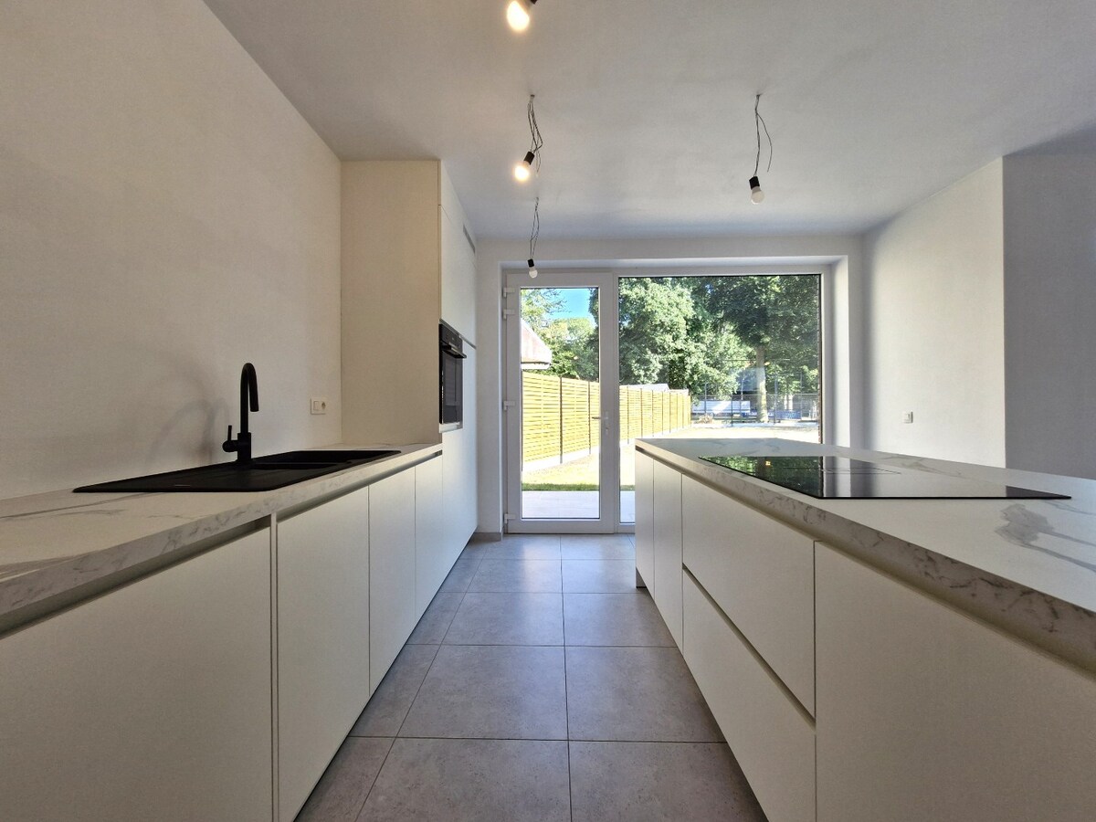 Nieuwbouwwoning met mooie tuin, garage en 4 slaapkamers te Dudzele 