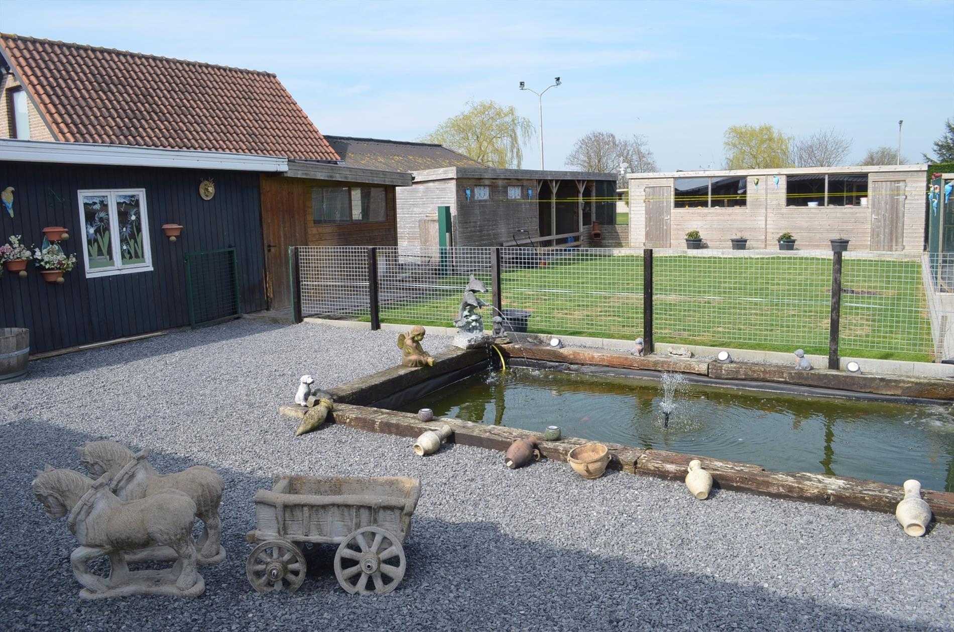 Bungalow met 3 slpks en bijgebouwen landelijk gelegen te Adegem 