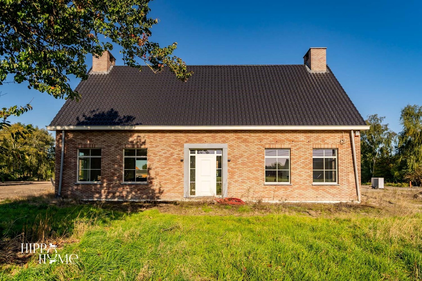 Hedendaags woning met hangar en aanpalend grasland op +/- 1,5ha 