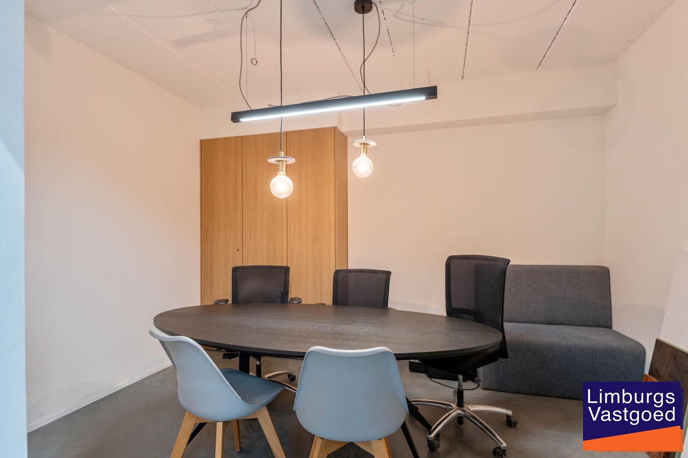 Industrieel gebouw, met woonst.1.696m², met kantoren 120m² + appartement 120m², Genk-Zuid 