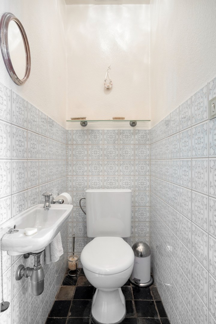 apart toilet