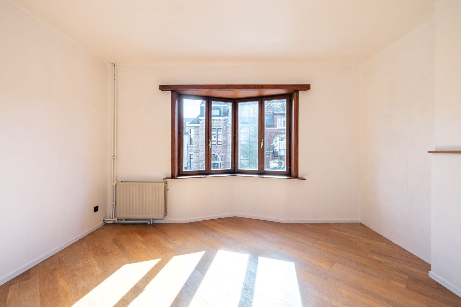 Renovatiepand met 6 slaapkamers, garage en grote zonnige tuin 