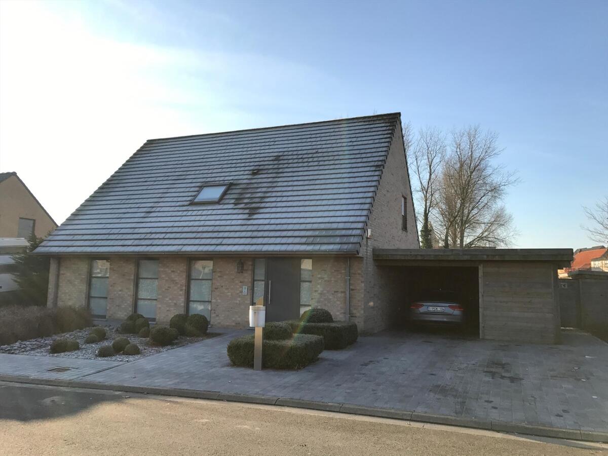 Uitstekend gelegen villa met grote zongerichte tuin 