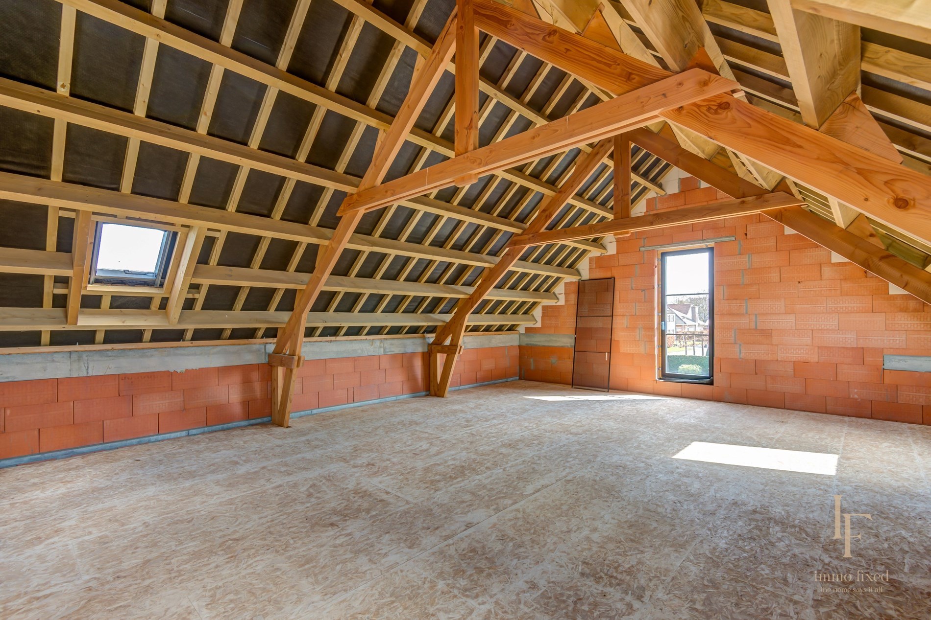 Een langgevelhoeve met bijgebouw! 