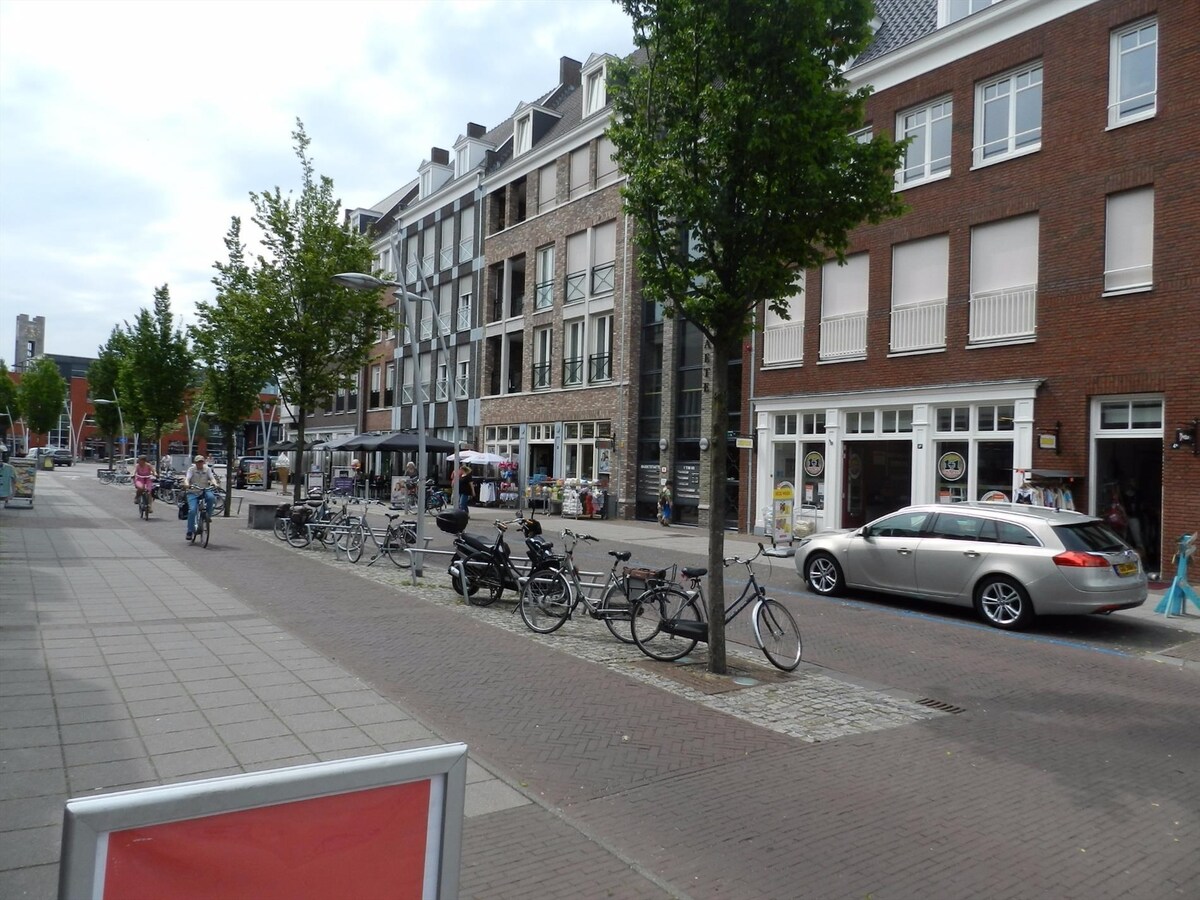 Zeer fraai winkelpand te koop in het prestigieuze Marktstaete complex in het centrum van Bladel (NB). 