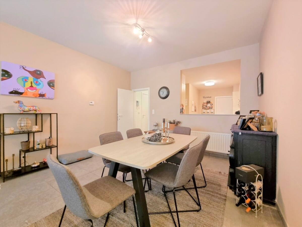 Centraal gelegen gelijkvloers appartement met twee slaapkamers en stadskoer 