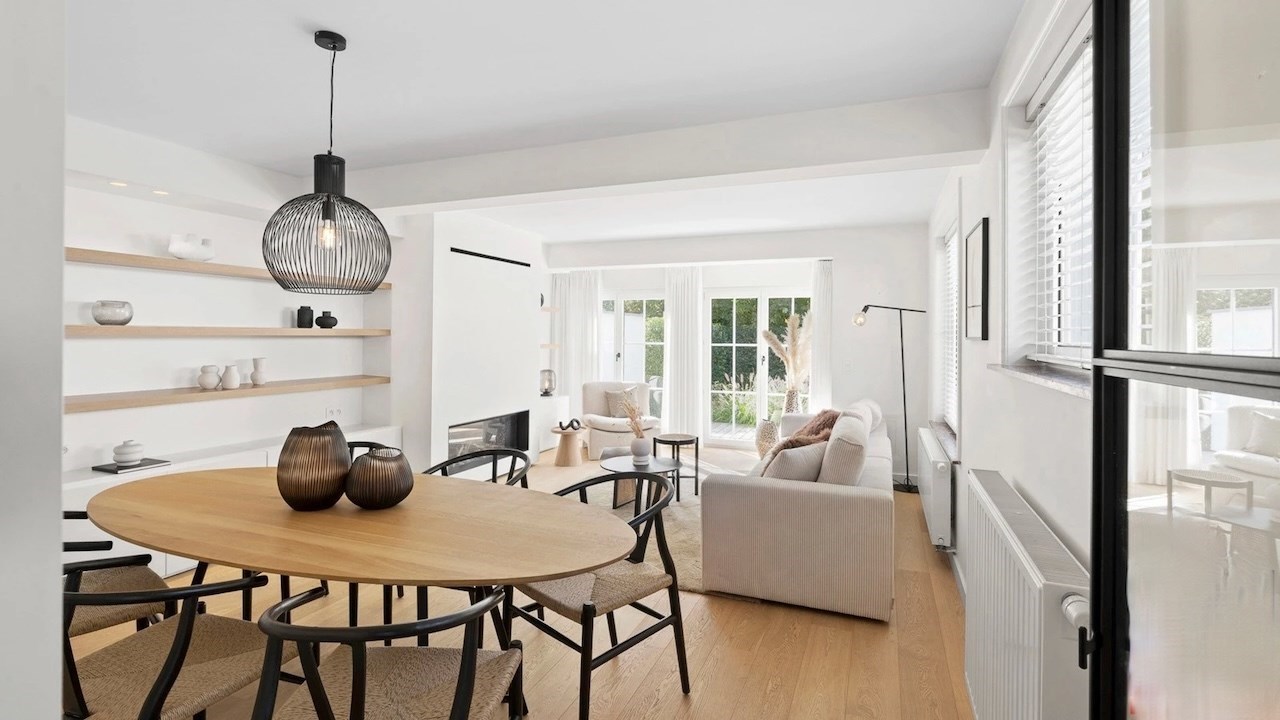 Gezellige villa in een paadje op een zeer centrale ligging, net naast het commerciële centrum van Knokke en op wandelafstand van de zee. 