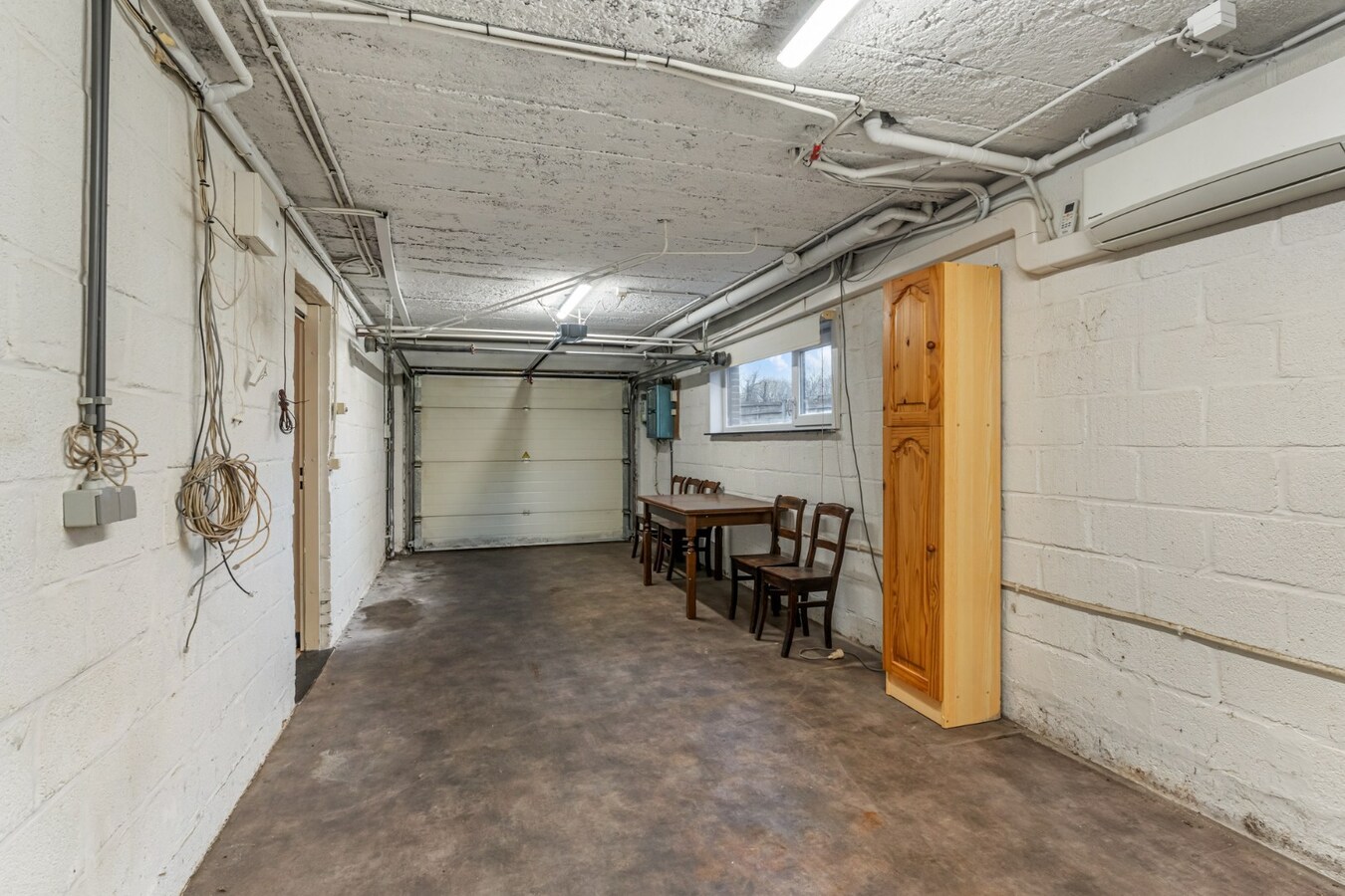 Halfvrijstaande woning op een perceel van 7a31ca, met aparte bureelruimte en inpandige garage! 