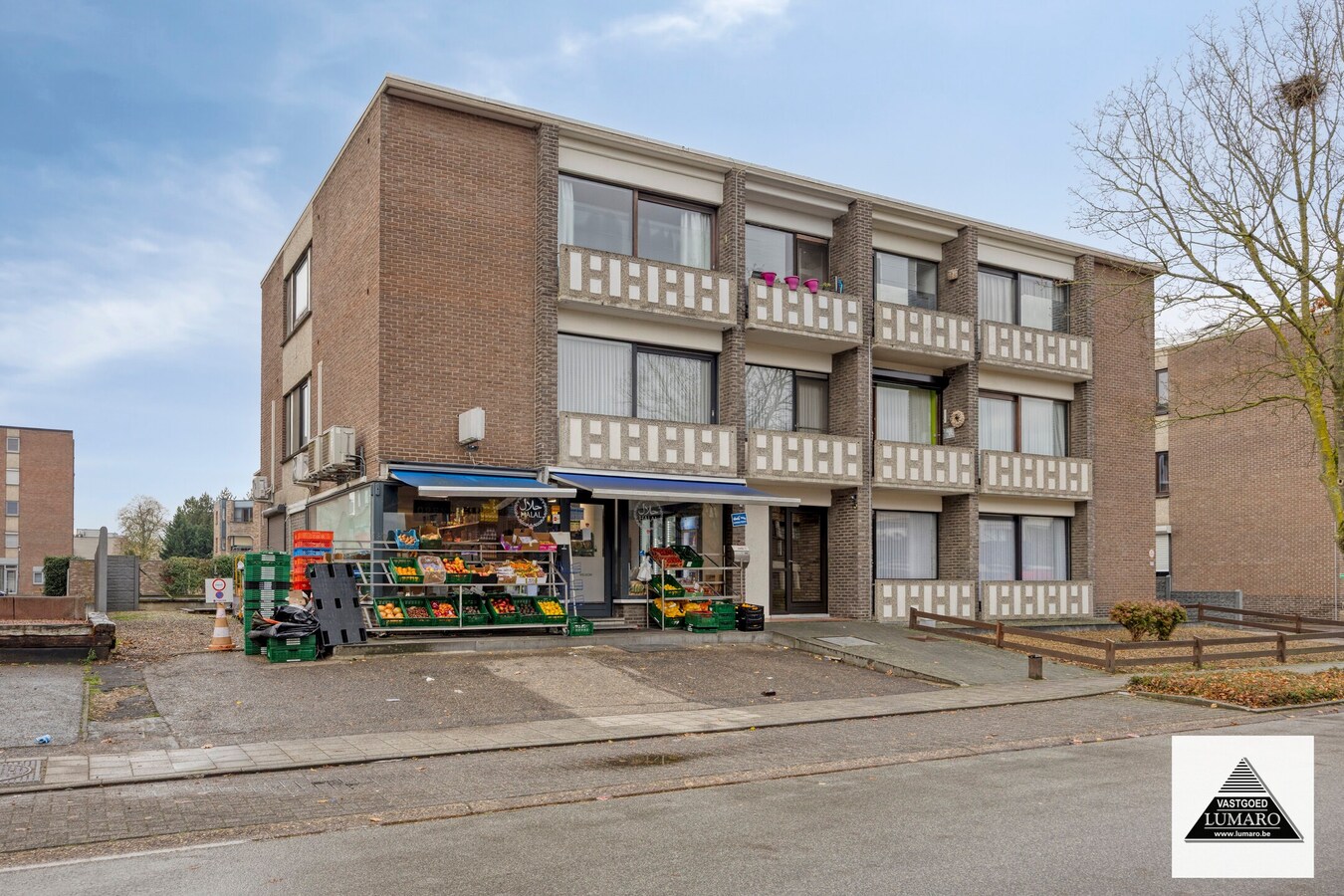 Handelsruimte 87 m² met opslag 64 m² en inpandige garage. 