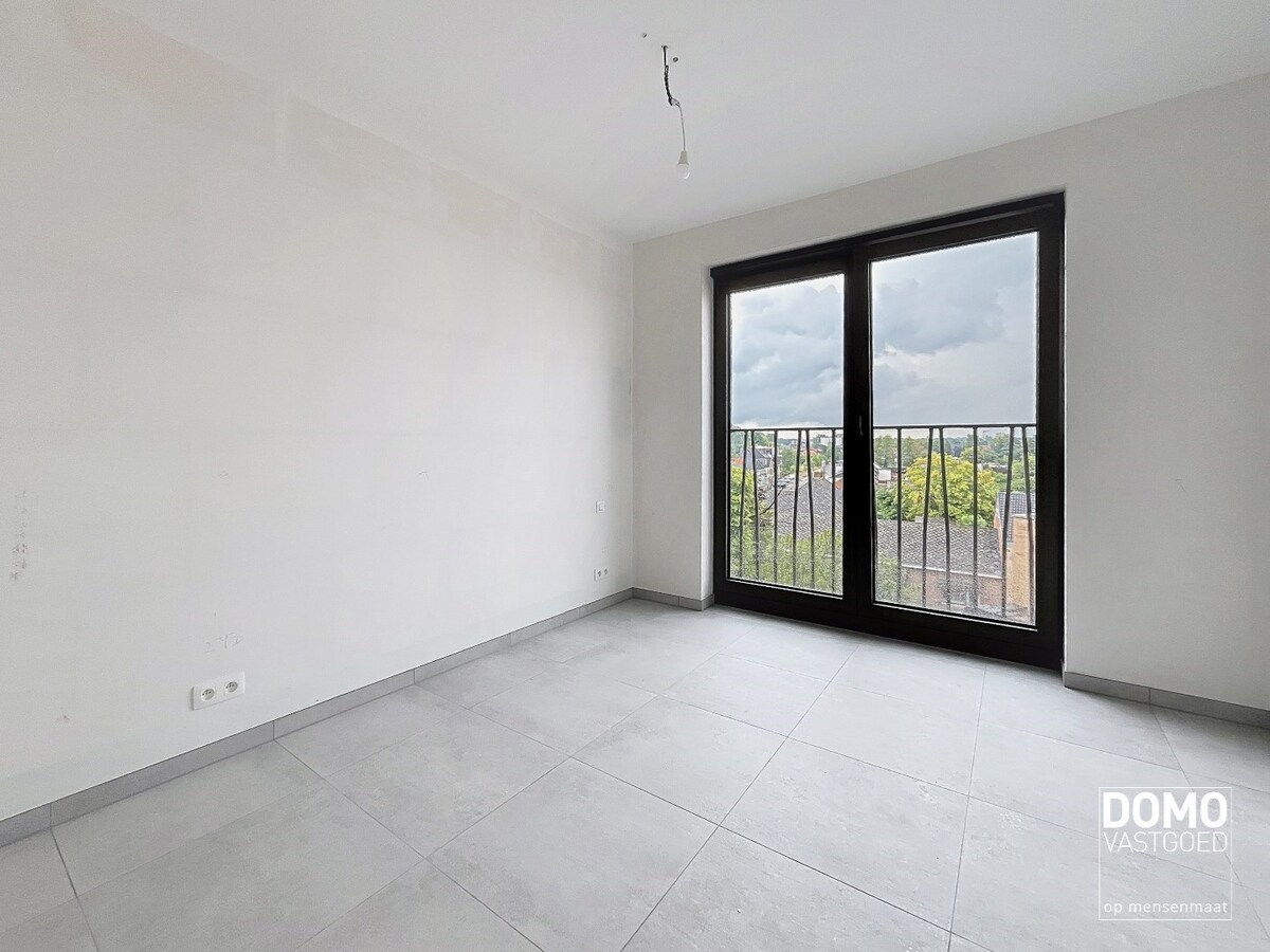 VOLLEDIG AFGEWERKT NIEUWBOUWAPPARTEMENT MET 1 SLAAPKAMER, TERRAS EN ONDERGRONDSE AUTOSTANDPLAATS IN RESIDENTIE "DE KWINT" TE ZONHOVEN 