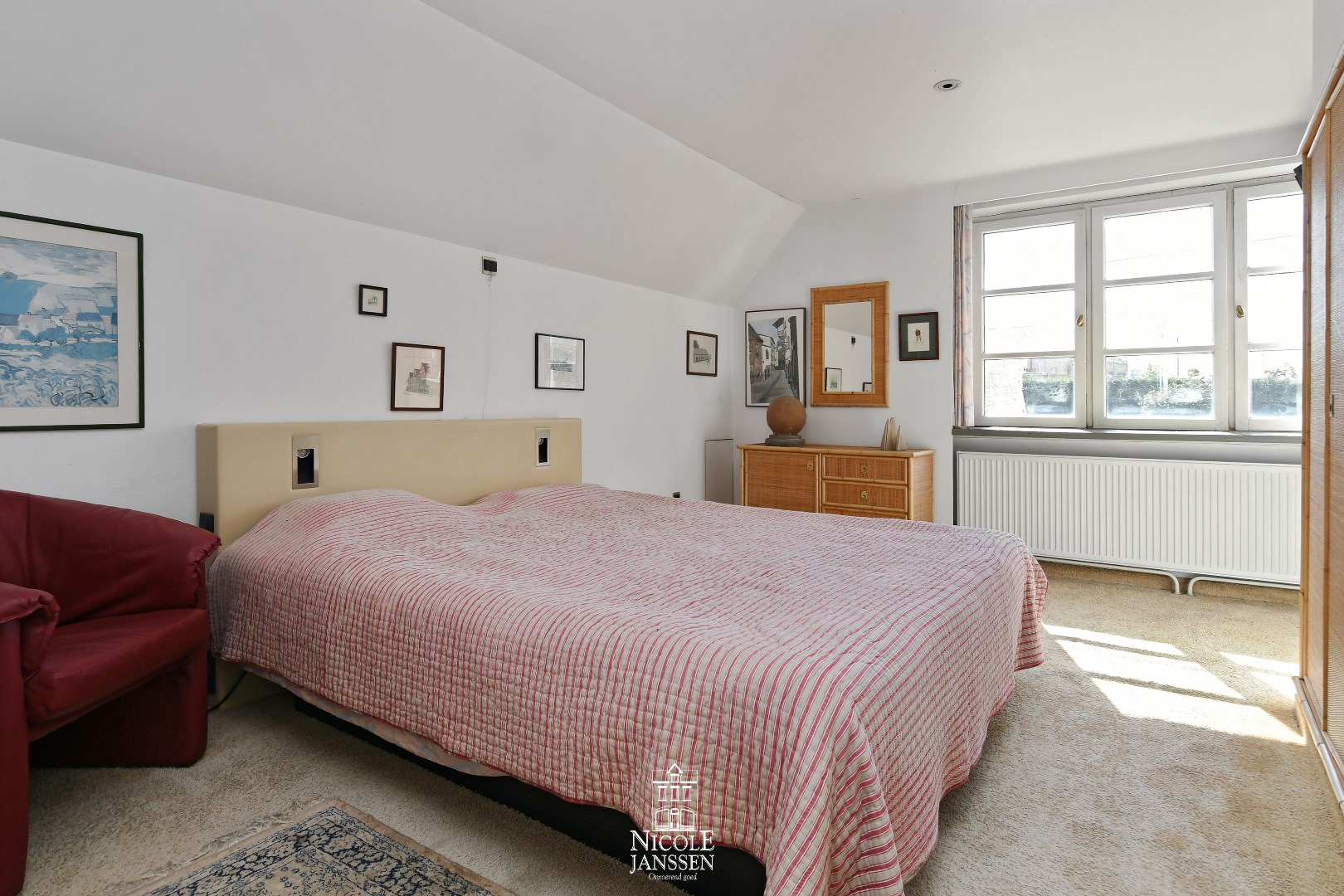 Ruime slaapkamer met vloerbekleding