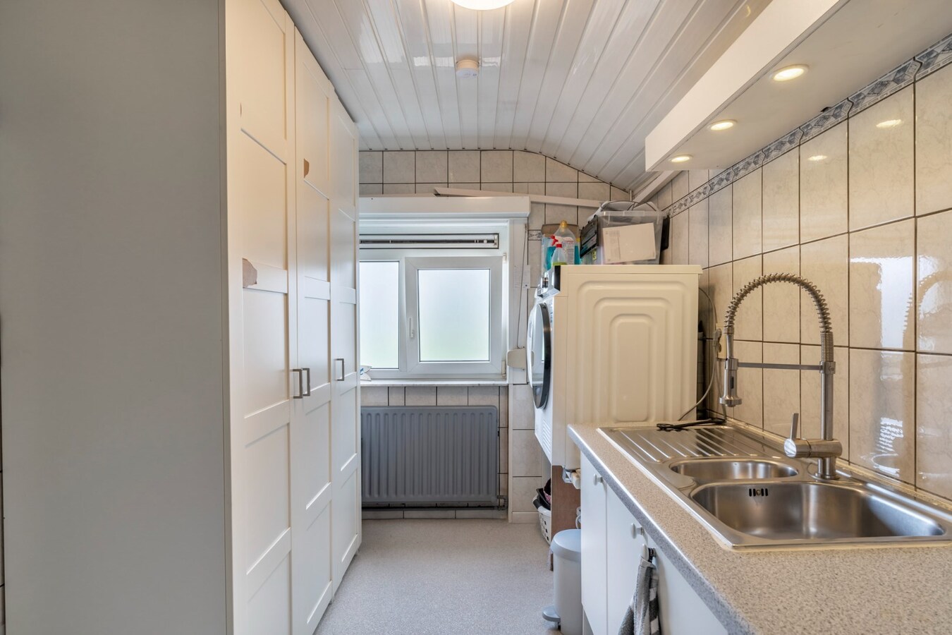 Ruime woning met 4 slaapkamers op een zeer ruim perceel. 