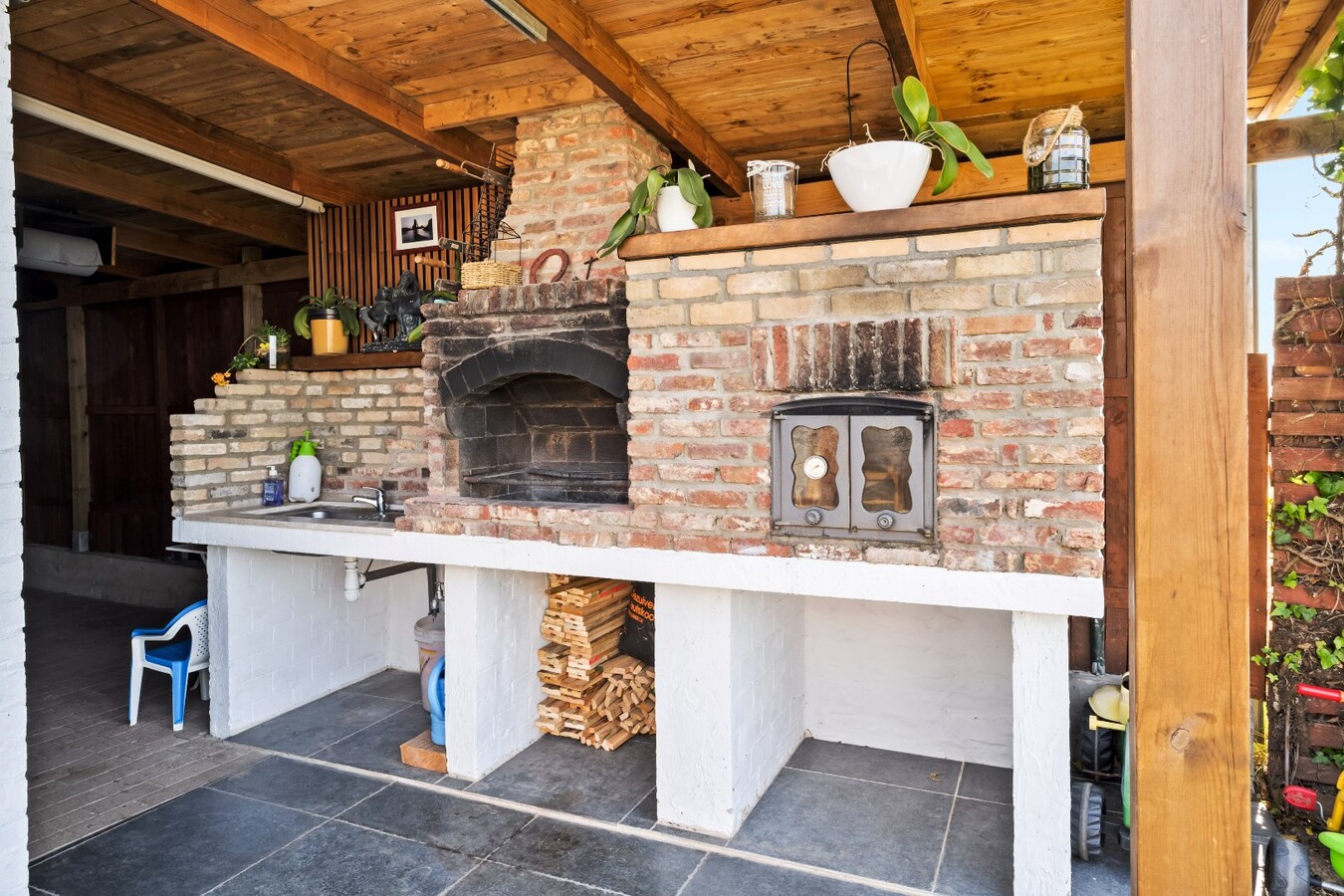 Prachtig gelegen halfopen woning met garage en prachtige landelijke verzichten. 