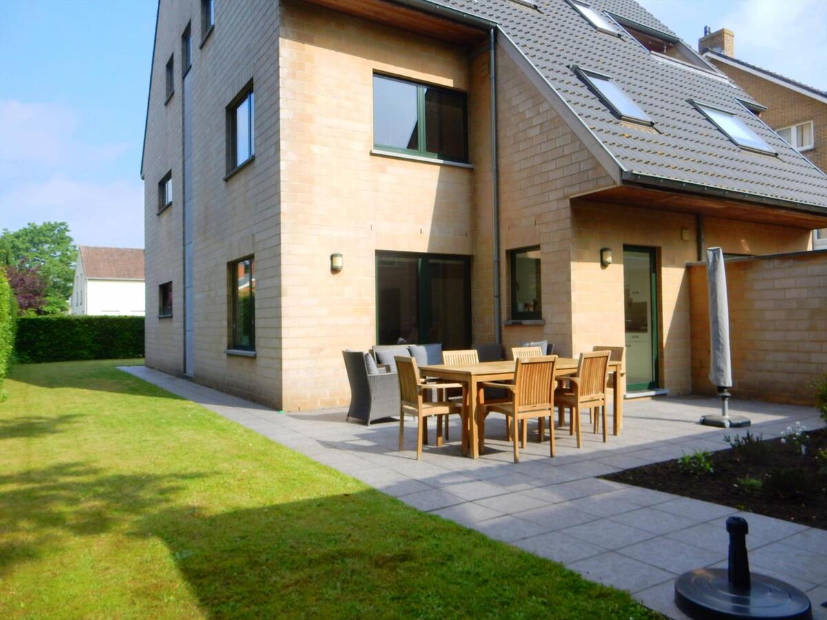 Gezellig gelijkvloersappartement met zonnige tuin en garage 