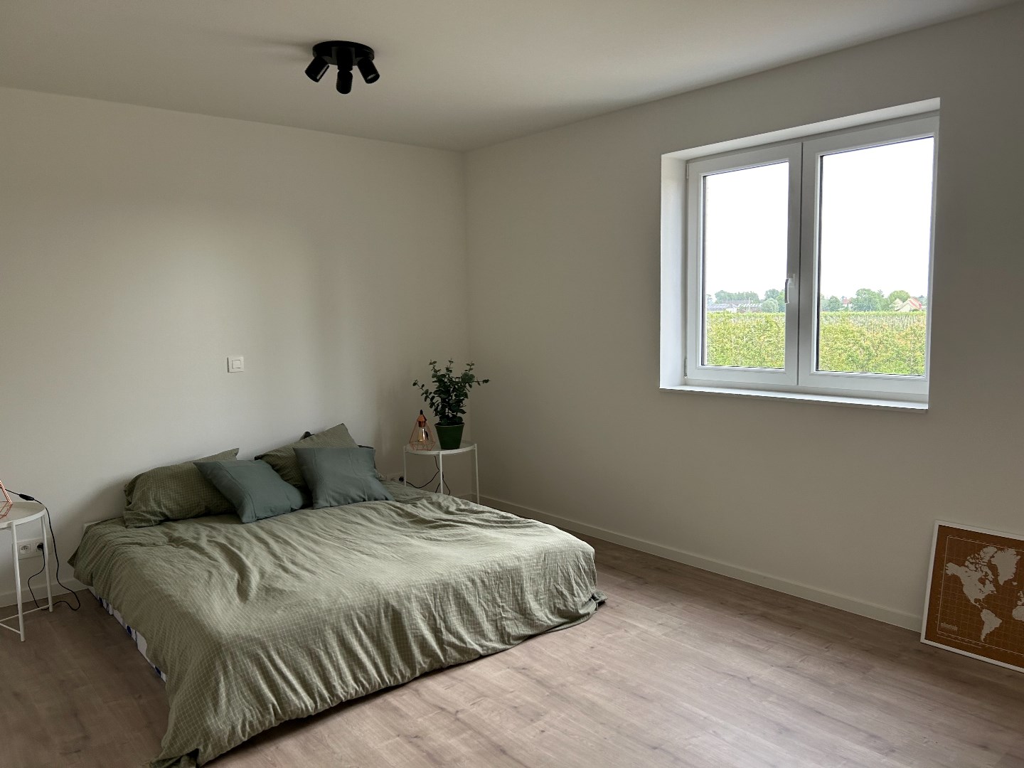 Stijlvolle en ruime nieuwbouwwoning met garage en tuin op 555 m² 