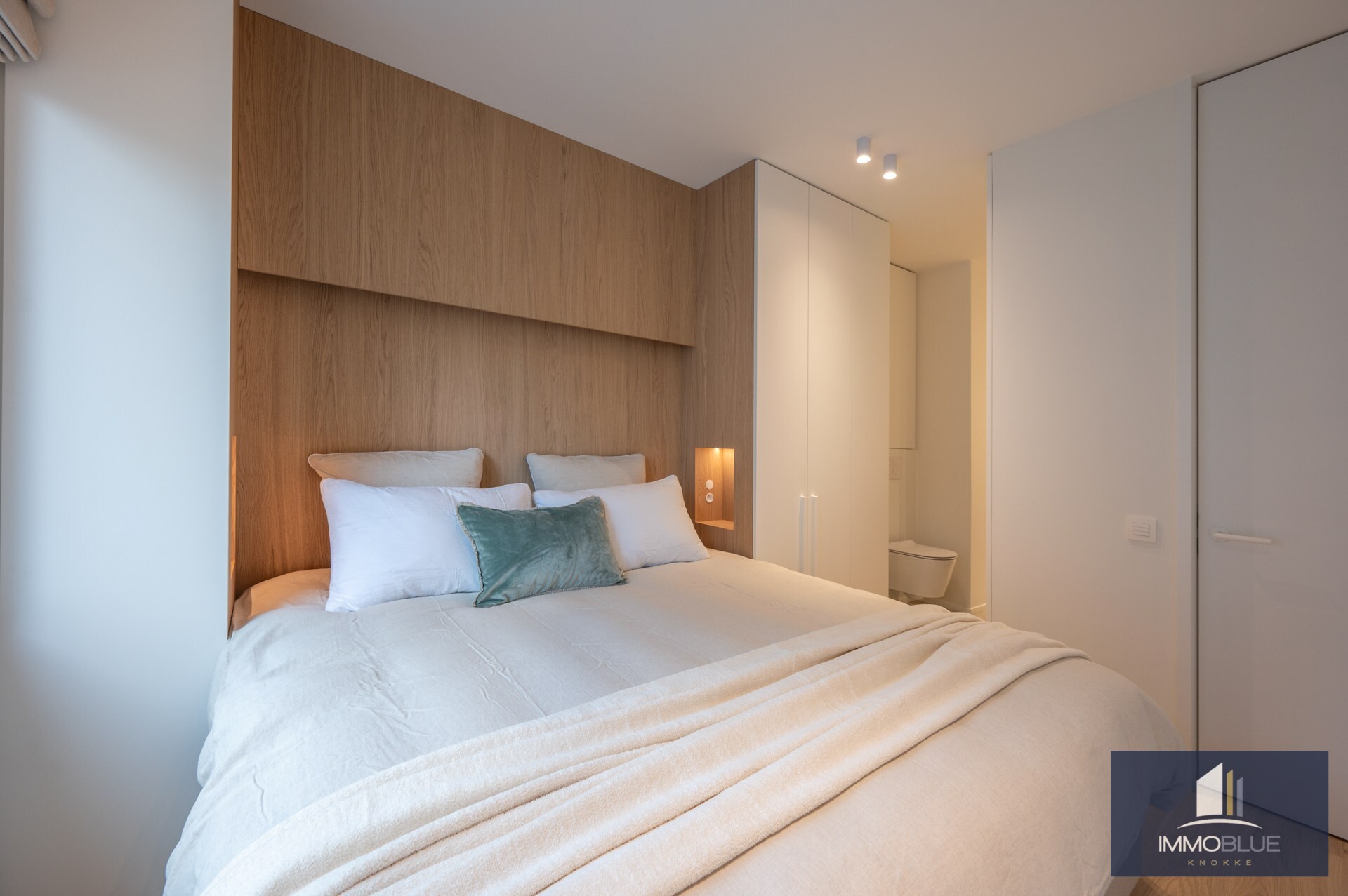 Appartement lumineux, entièrement rénové, avec trois chambres et une largeur de façade d’environ 5,5 mètres, idéalement situé à proximité de l’avenue Dumortier. 