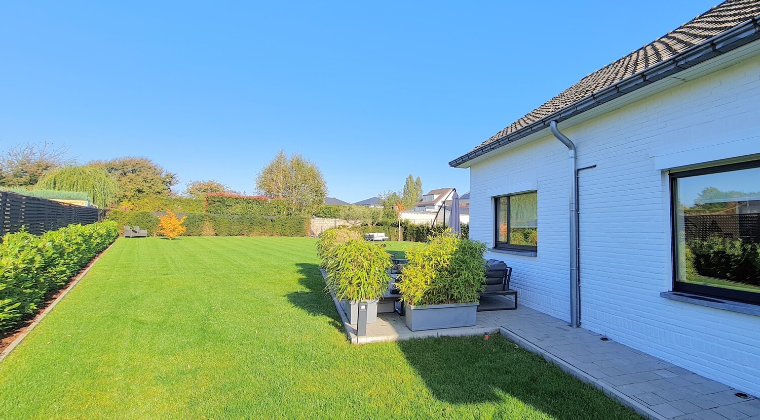 Bungalow met zongerichte tuin op perceel van 1350 m² 