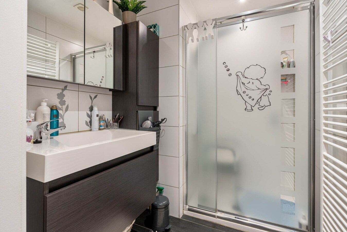 Gelijkvloers INVESTERINGSAPPARTEMENT vlakbij centrum met fraai terras en autostandplaats. 