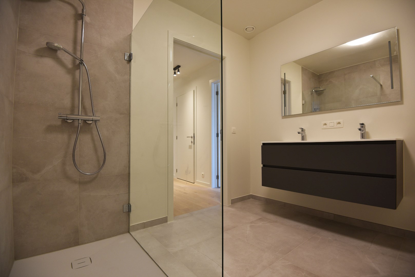 Nieuwbouwappartement met 2 slpks, autostaanplaats en terras te Maldegem centrum 