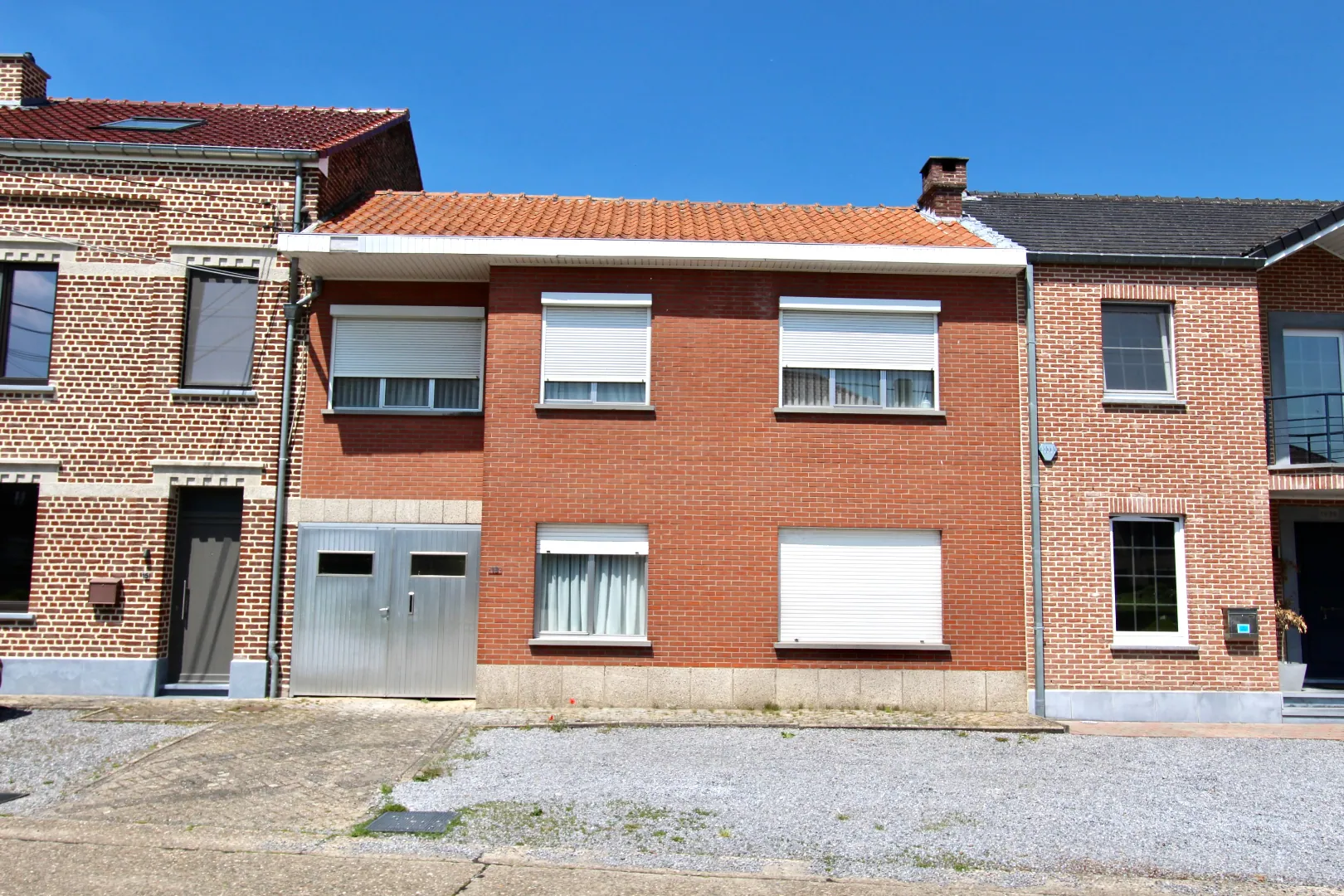 Voorgevel en parking