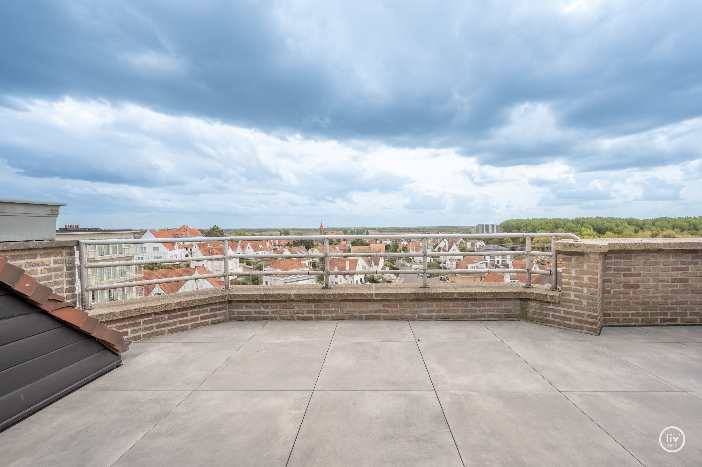 Magnifique appartement en duplex avec une largeur exceptionnelle de façade de 18 mètres et une terrasse généreuse orientée au sud offrant une vue dégagée sur l'arrière-pays de Knokke, à seulement 100 