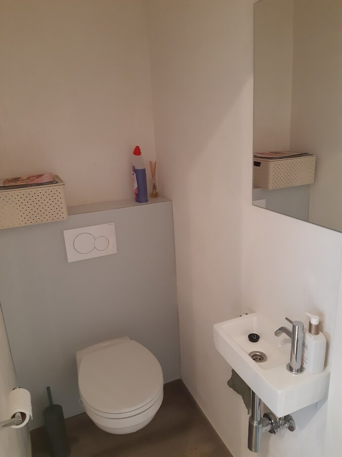 BEN-appartement met terras en tuintje. 