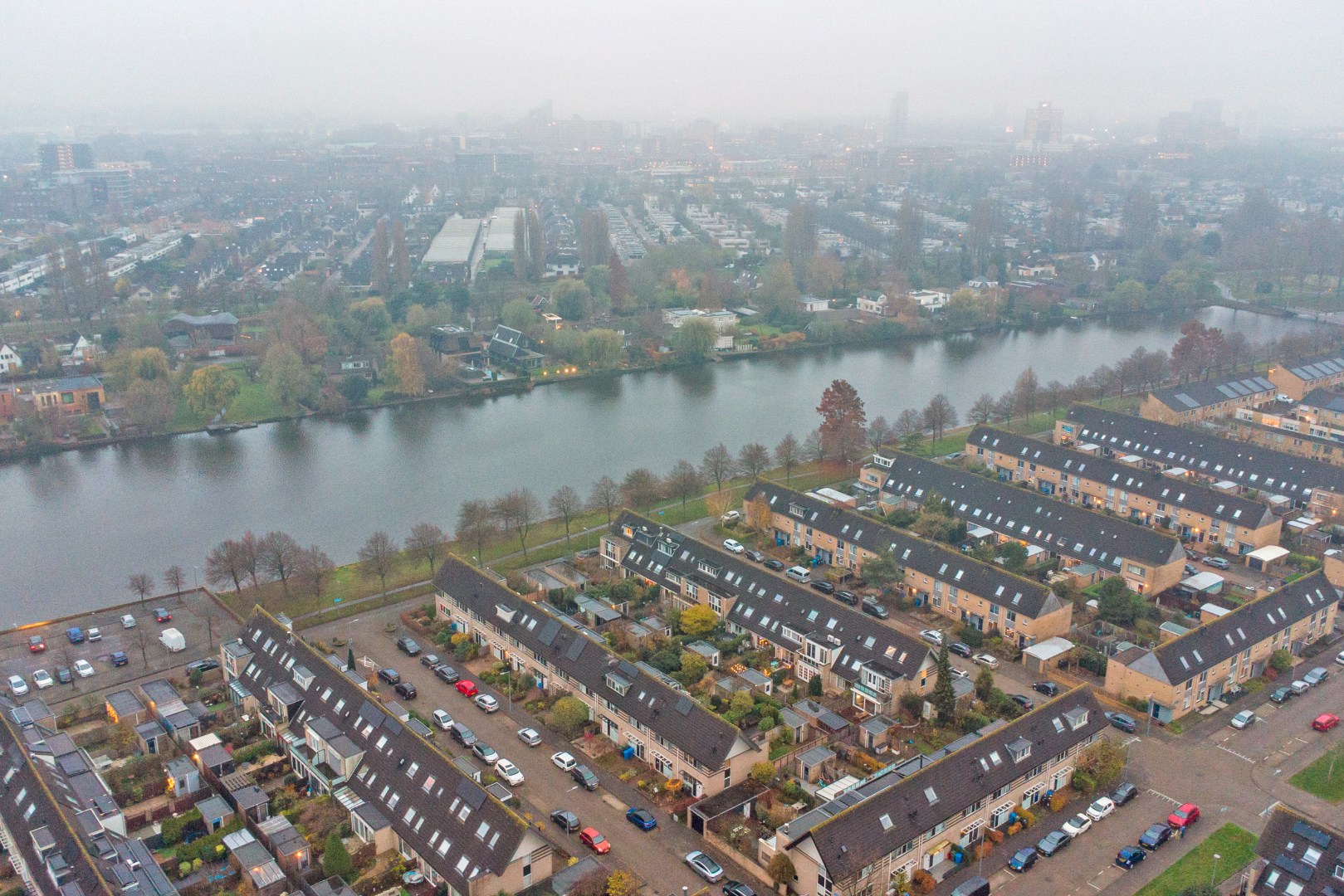 Ruime 5-kamer tussenwoning met inbouw keuken, moderne badkamer, 4 slaapkamers, ruime tuin gelegen op het zuidwesten. 