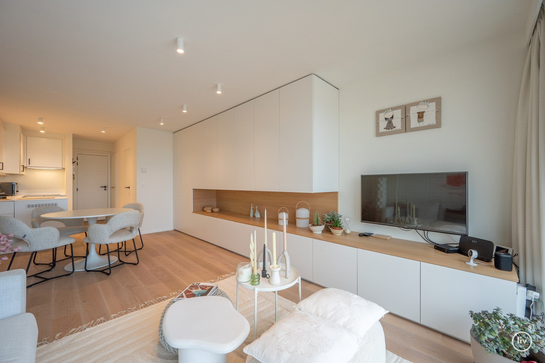 Vivez la sensation côtière ultime dans ce studio récemment rénové et prêt à emménager, idéalement situé sur la digue de Knokke. 