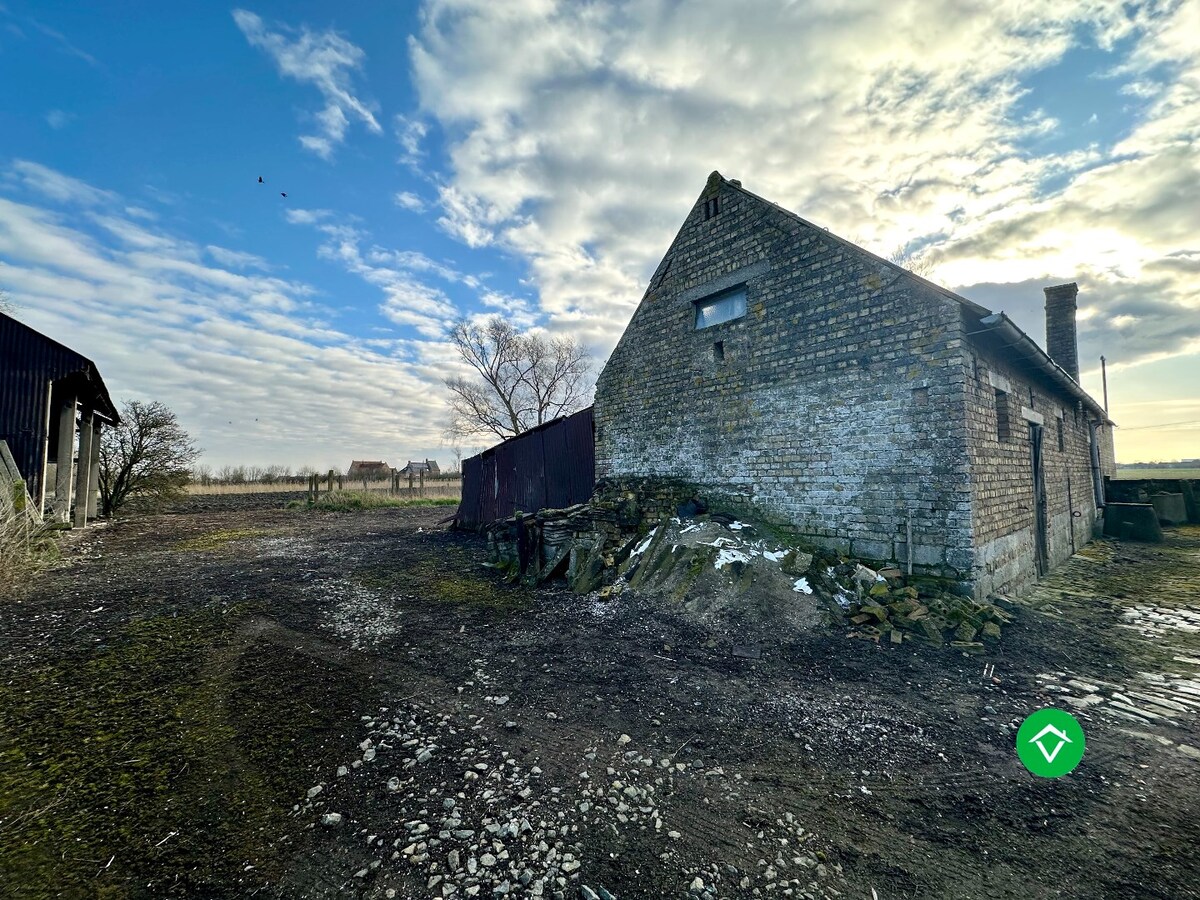 Te herbouwen of te slopen hoeve op ruim perceel in landelijke omgeving 