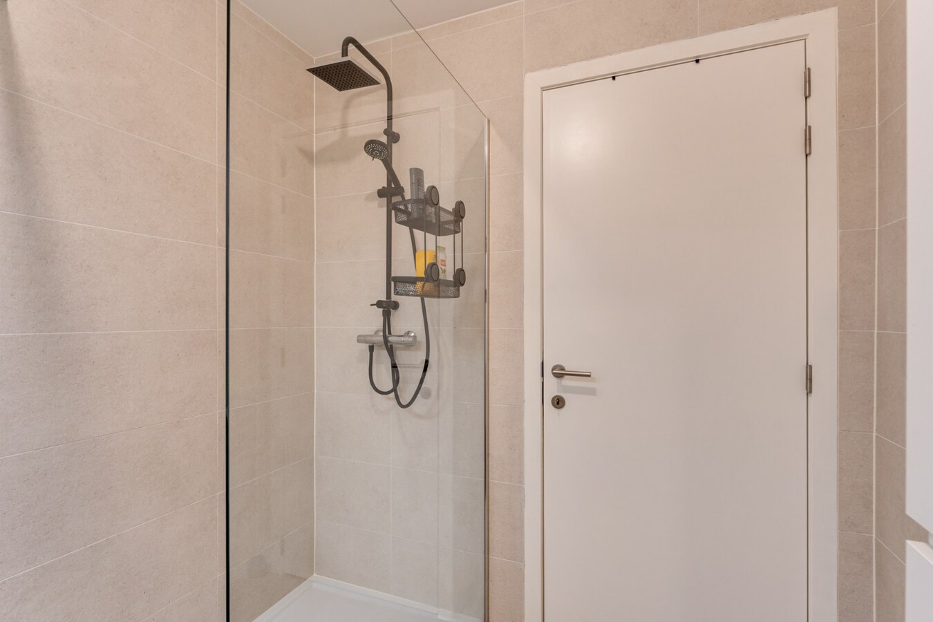 Recent, gelijkvloers appartement in een stijlvolle residentie mét ondergrondse parkeerplaats en kelderberging! 