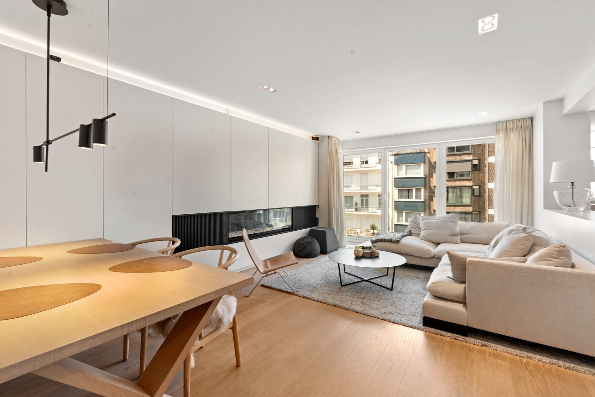 Bel appartement rénové, spacieux avec 2 chambres et une belle largeur de façade, situé au centre de l'avenue Lippens à Knokke. 