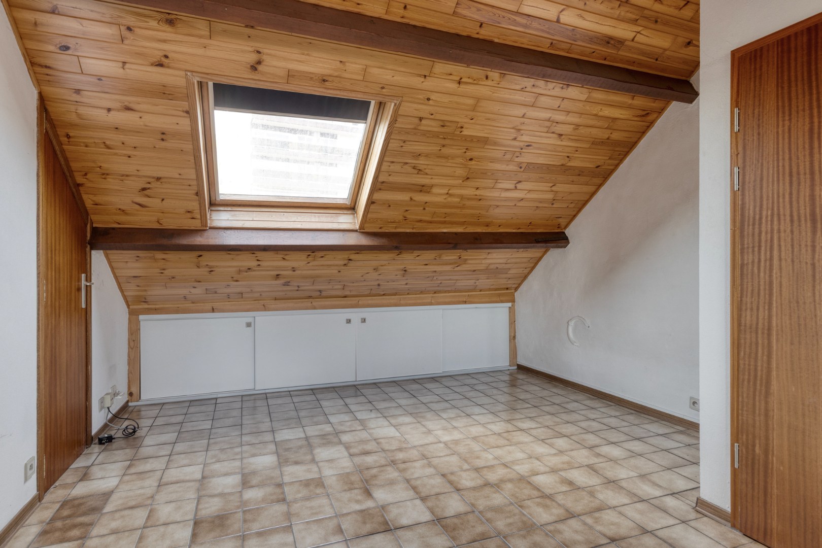 Op te frissen studio in kleinschalig gebouw 