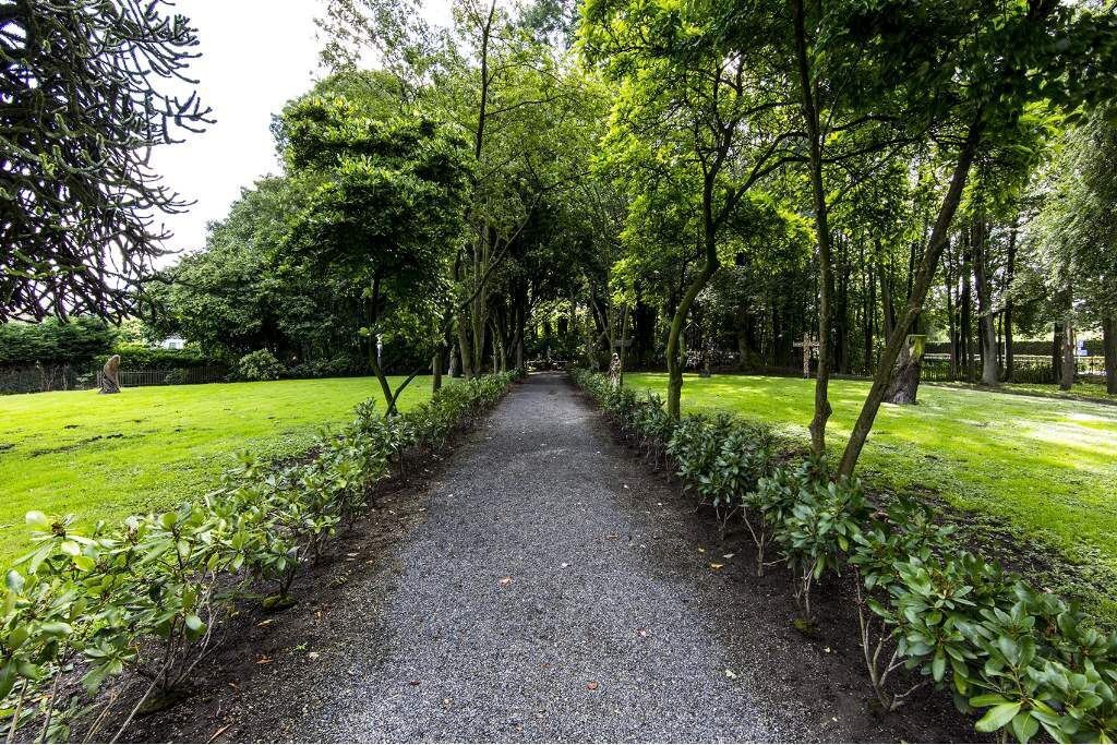 VAALS - Nederland: Monumentaal landgoed met landhuis, kapel en horecapaviljoen. 