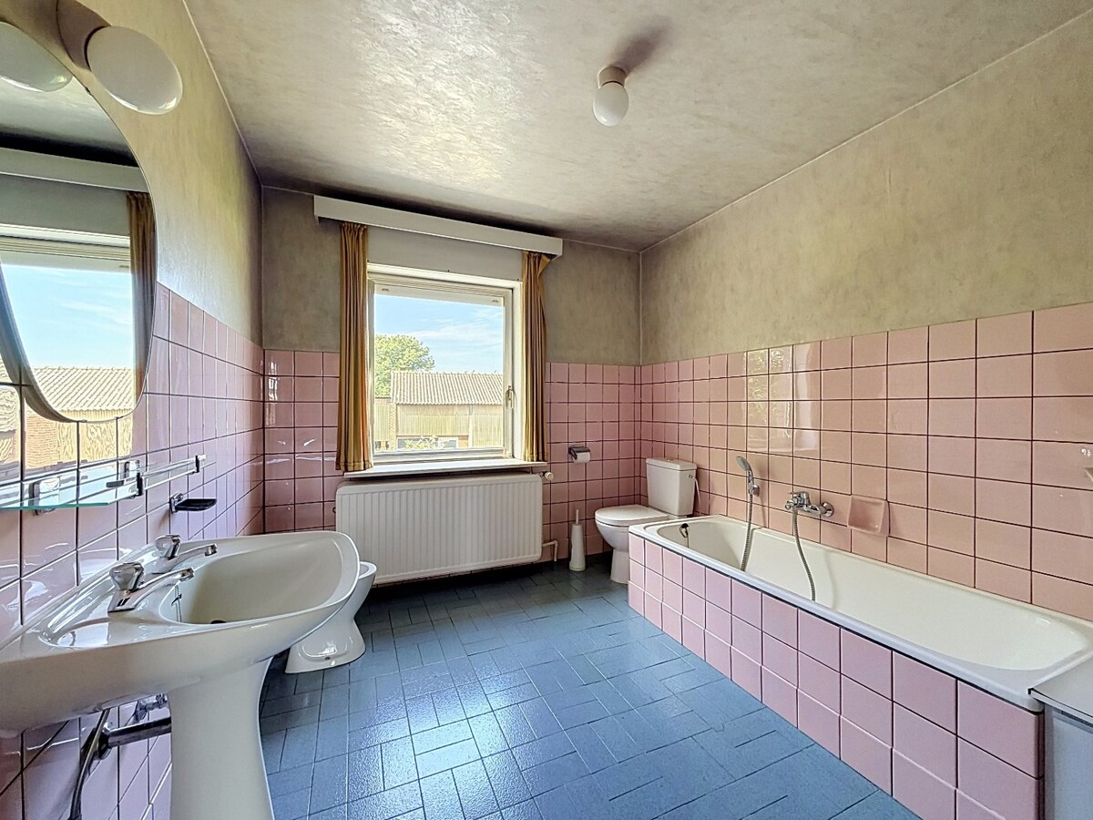 Ruime sixties villa met vergunde loodsen (350m²) te Vlierzele 
