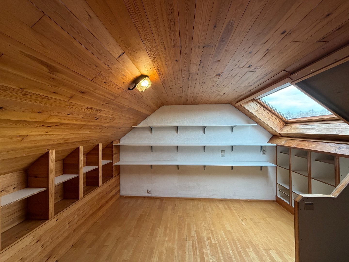 Ruime alleenstaande woning te huur met 3 slaapkamers, garage en tuin – Olmenlaan 99, Zulte 