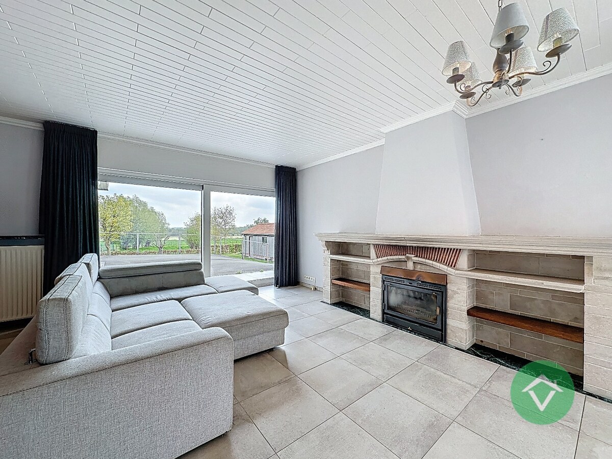 Statige bungalow op 1.811m² met landelijk zicht, drie slaapkamers en twee garages te Ichtegem 