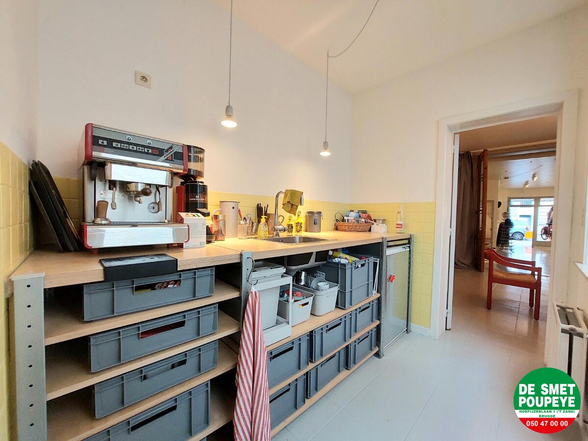 Commerciële winkelruimte met bovenliggend appartement 