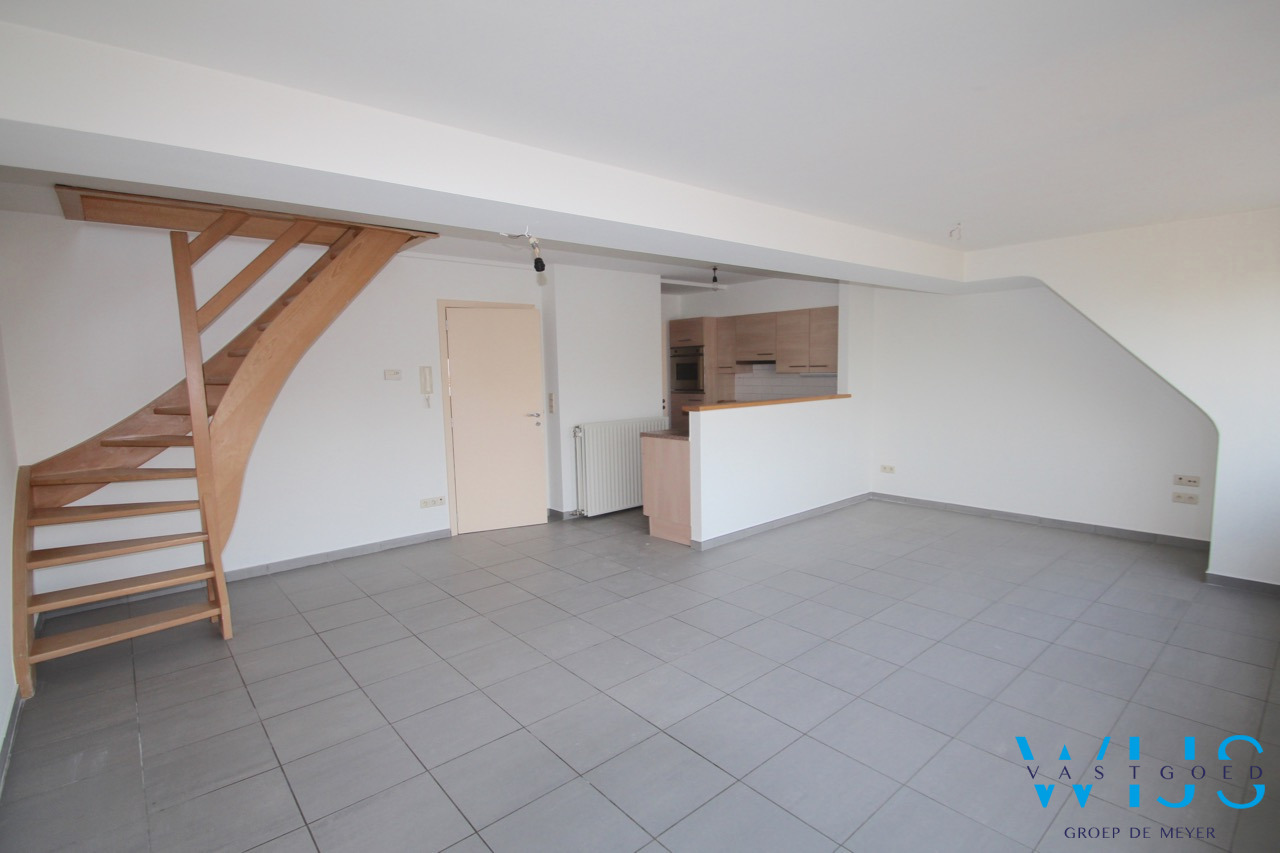 Zeer ruim lichtrijk appartement met 4 slaapkamers ! 