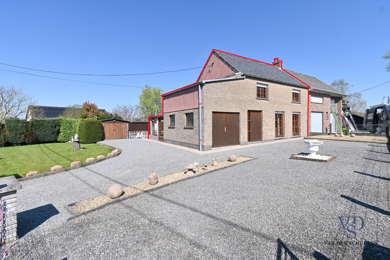 Op te frissen half open bebouwing 