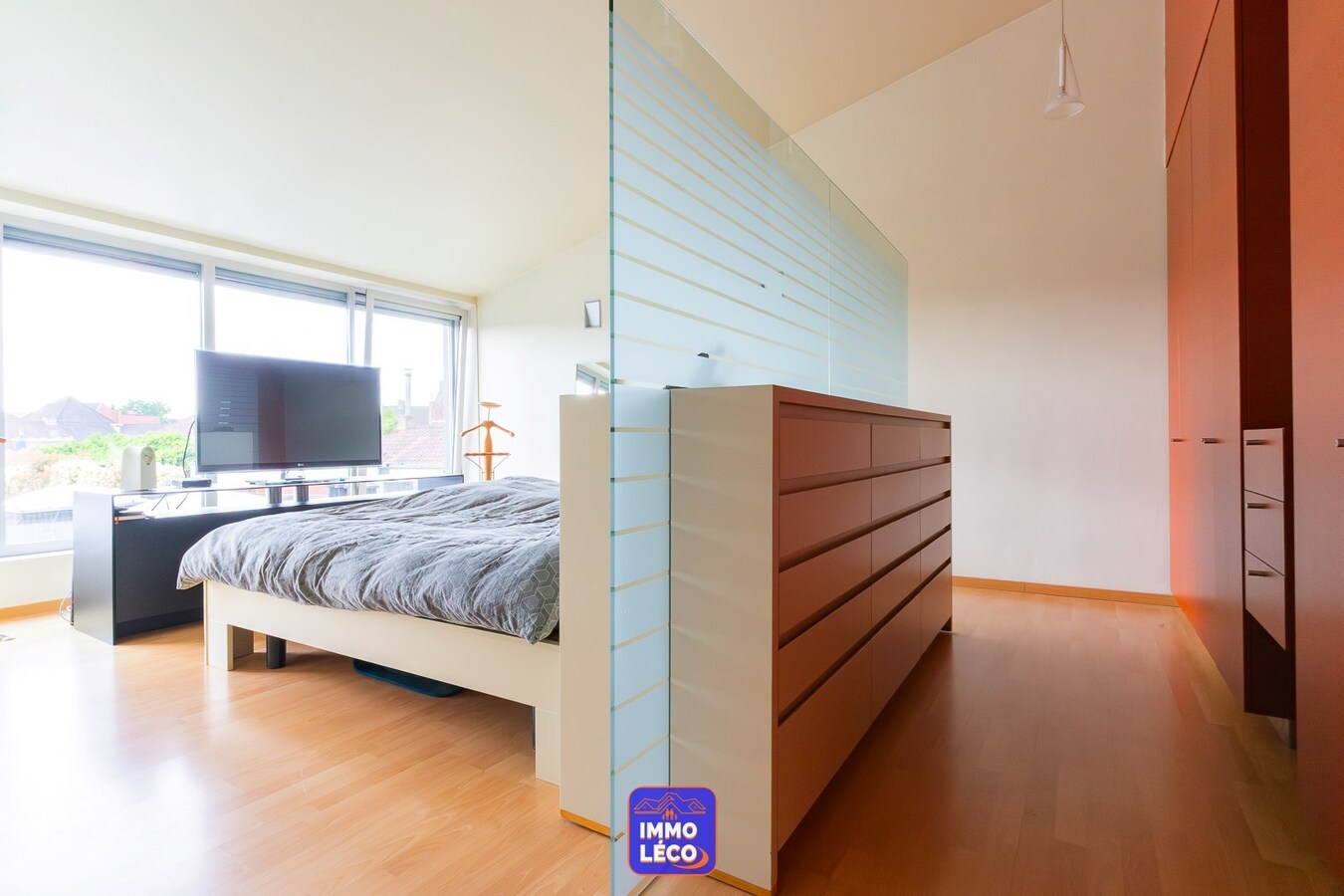 Maison moderne (surface habitable de 486m²), double garage et jardin, en plein centre-ville ! COUP DE COEUR ! 