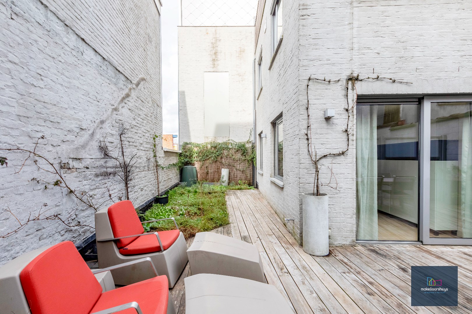 Ruim en goed gelegen 1-slp.app. met groot terras en overdekte staanplaats 